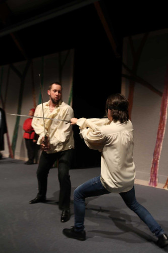 Deux comédiens se battant à l'épée longue